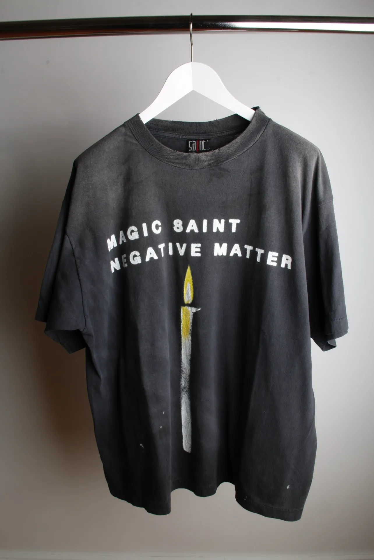 SAINT Mxxxxxx CANDLE SS TEE/BLK Slogan candle distressed TEE Little angel short sleeves on the back Washed in black S-XL Same as the original version Cylindrical side seam OE yarn fabric Garment dyeing Fade in heavy washes Fade with horse plaster on the bust Correct version matching Original version accessories Original level printing restoration